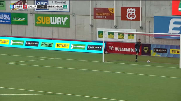 Goalkeeper can't keep up with the ball in the Icelandic League